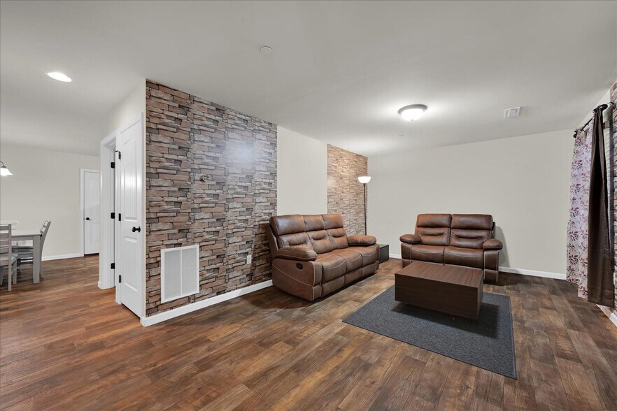 Building Photo - 721 Farmwood Ln