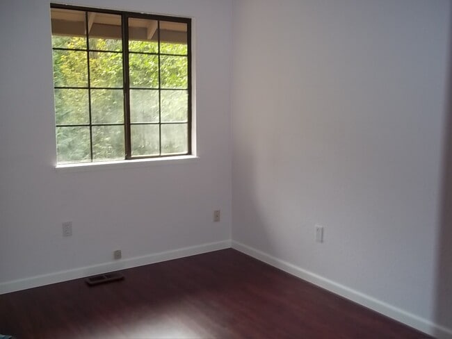 Building Photo - Bellevue Home with Some Nice Upgrades and Two Car Garage!