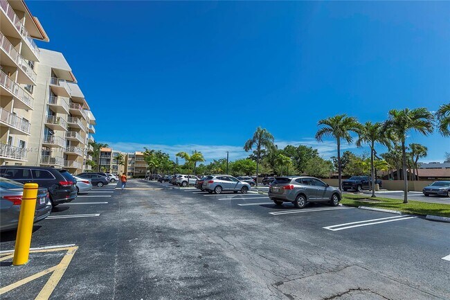 Building Photo - 13120 SW 92nd Ave