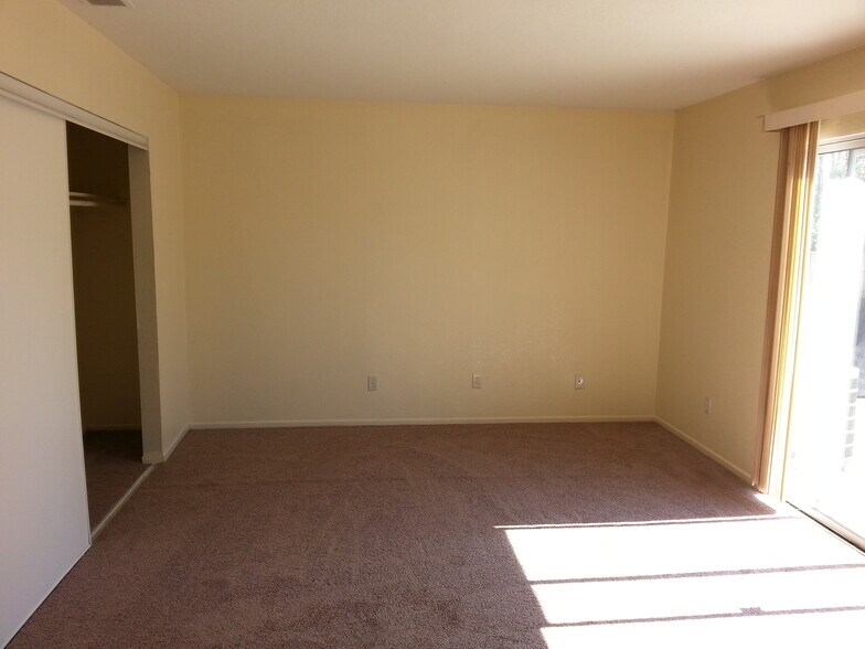 Bedroom - 520 N Cambridge St