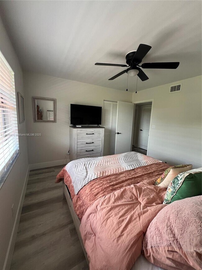 Building Photo - 4950 E Sabal Palm Blvd