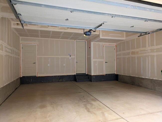 Building Photo - Beautiful 2 Bed + Office + 2.5 Bath home i...