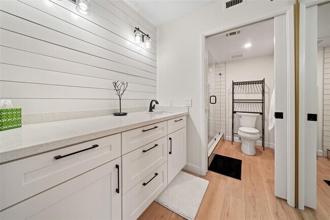 Building Photo - 2240 N Cypress Bend Dr