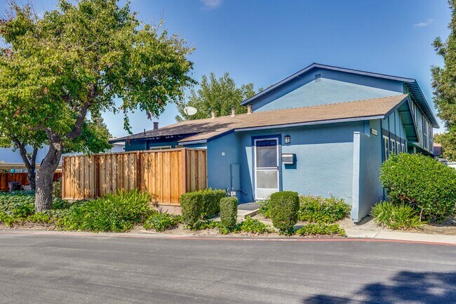 Building Photo - Remodeled 2 Bed 1 Bath Condo!
