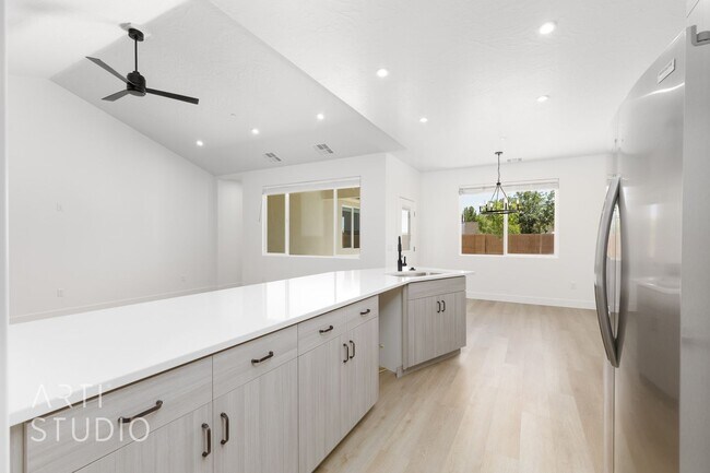 Building Photo - Brand New 3 Bed / 2 Bath Duplex – Modern L...