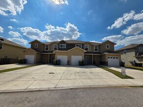 Building Photo - Town home for rent