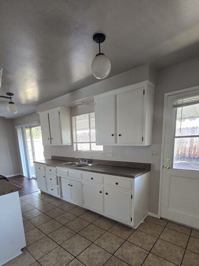 Building Photo - Holte &amp; Associates-Briarwood Ave
