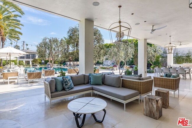 Building Photo - 618 N Beverly Dr