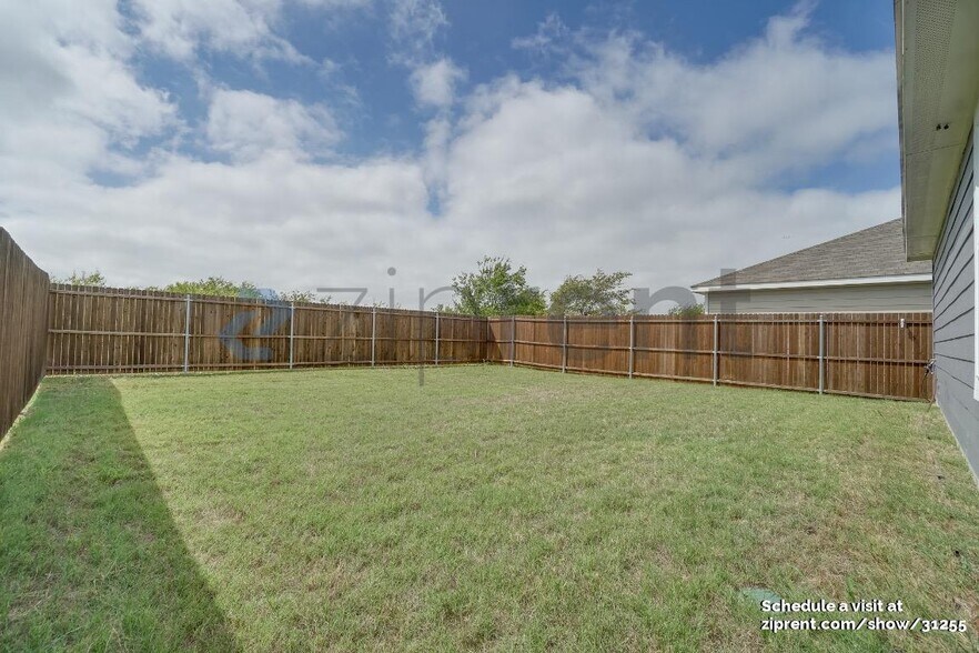 Building Photo - 627 Cochran Dr