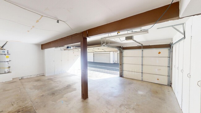 Building Photo - 3 Bed/2.5 Bath Townhome In Eastside Costa Mesa!