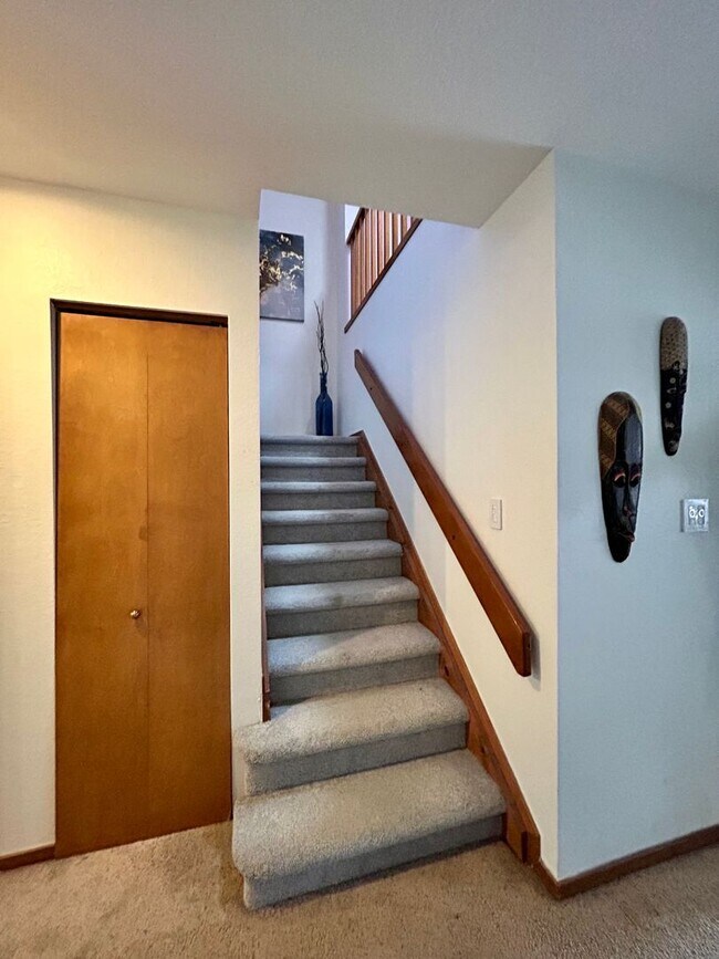 Building Photo - Spacious 2Bd/2.5Ba Luxury Loft-Style Condo...