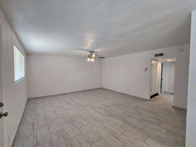 Building Photo - SPACIOUS 2BD/1BA  DUPLEX HOME AVAILABLE NOW!!