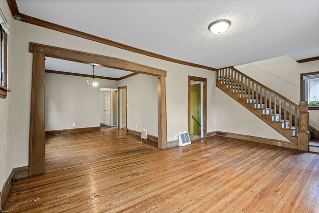 Building Photo - MUST SEE 5BD/2BA in Como near U of M! Avail. 9/1/26