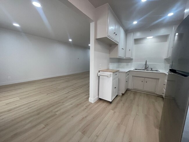 Building Photo - Beach at Your Door | Renovated Ocean Blvd Unit- 2 Weeks Rent Free