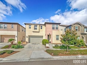 Building Photo - Gorgeous 4B/3BA house w/ large backyard & ...