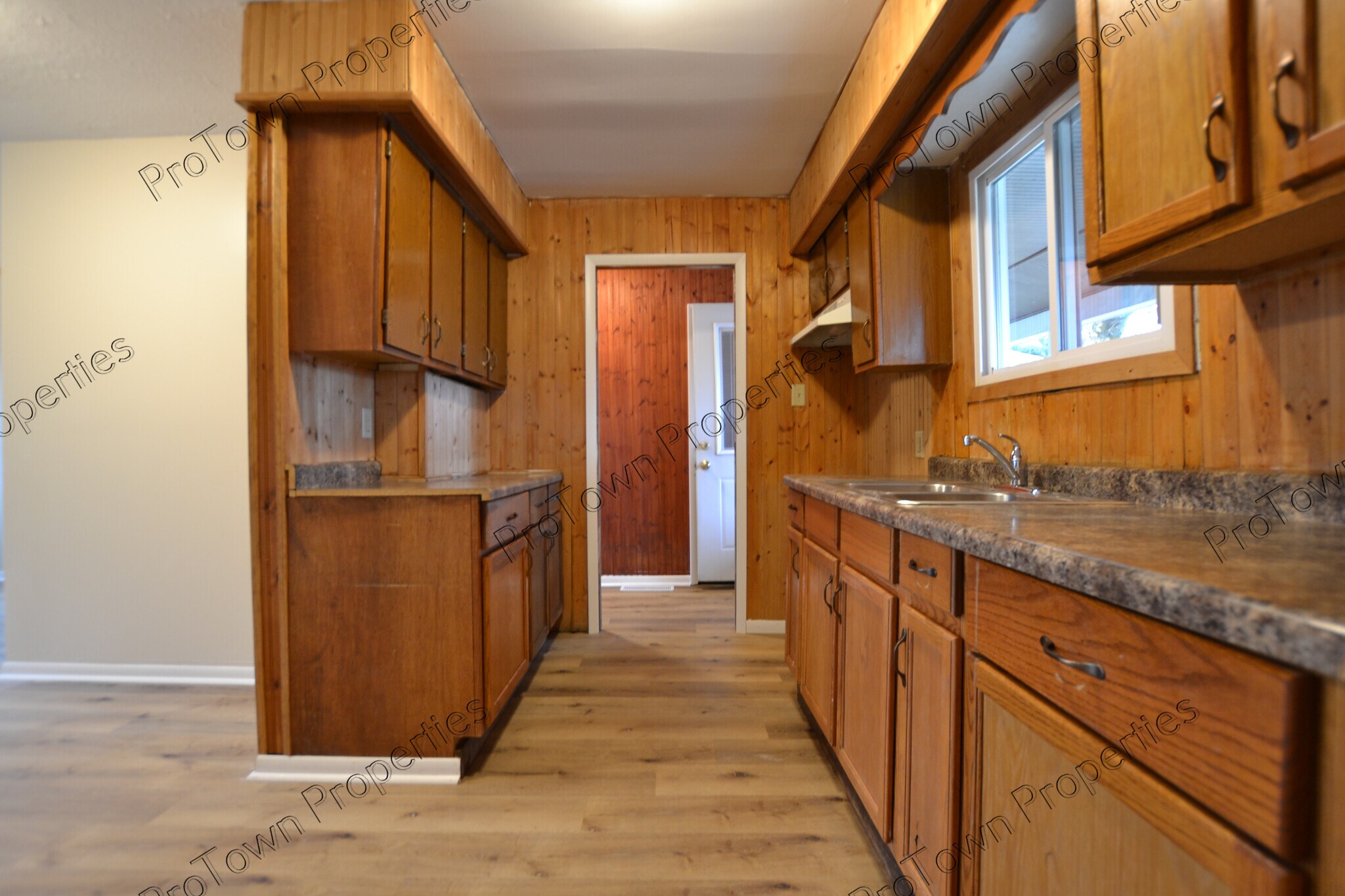 Building Photo - 16 S Hammes Ave