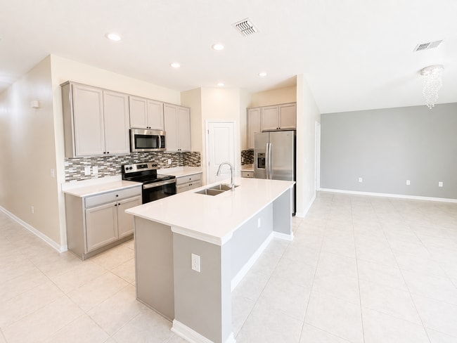 Building Photo - Charming 3-Bed Oasis with 2 Baths and 1,555 Sq Ft of Comfort in Haines City!