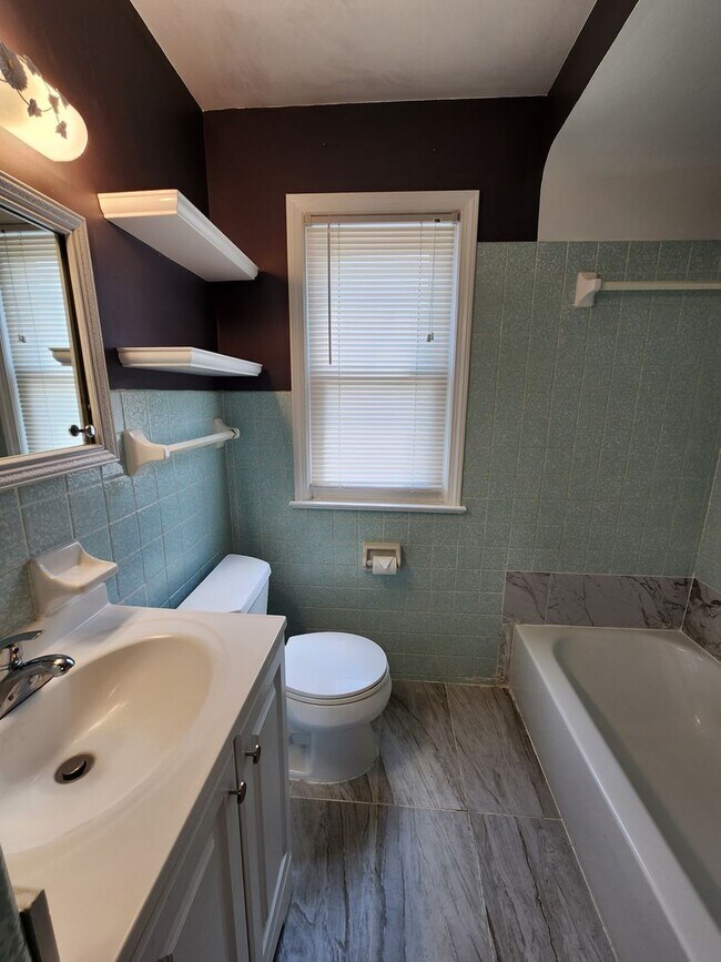 Building Photo - Beautiful 3 Bedroom Home For Rent