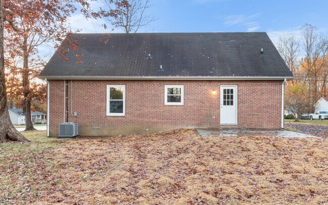 Building Photo - 4 Bedroom Pet Friendly Home For Rent On a Large Corner Lot!