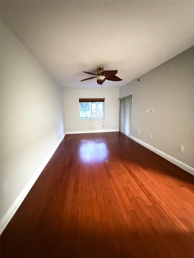 Building Photo - 2901 Riverside Dr