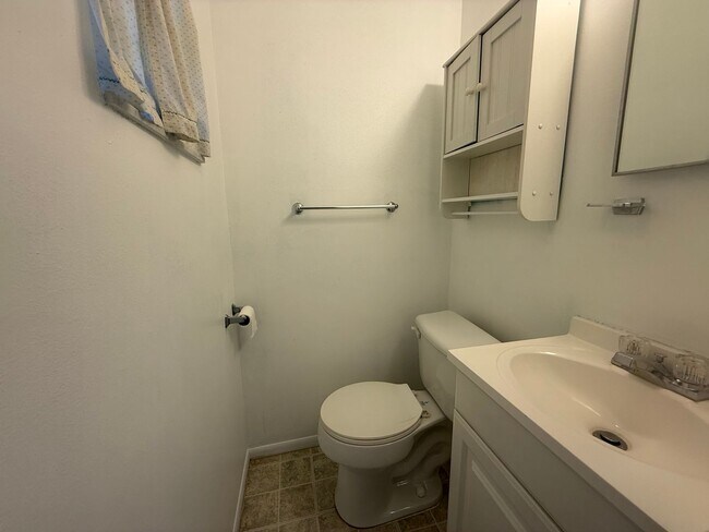 Building Photo - Charming 2 bedroom 1.5 bathroom home