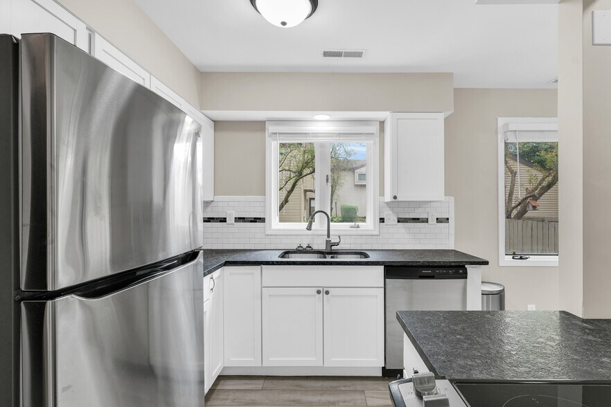 Building Photo - 1604 Lyndhurst Dr