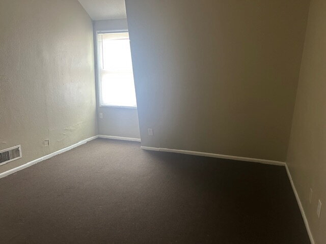 Building Photo - 3 bedroom 1.5 bath now available in the Wo...