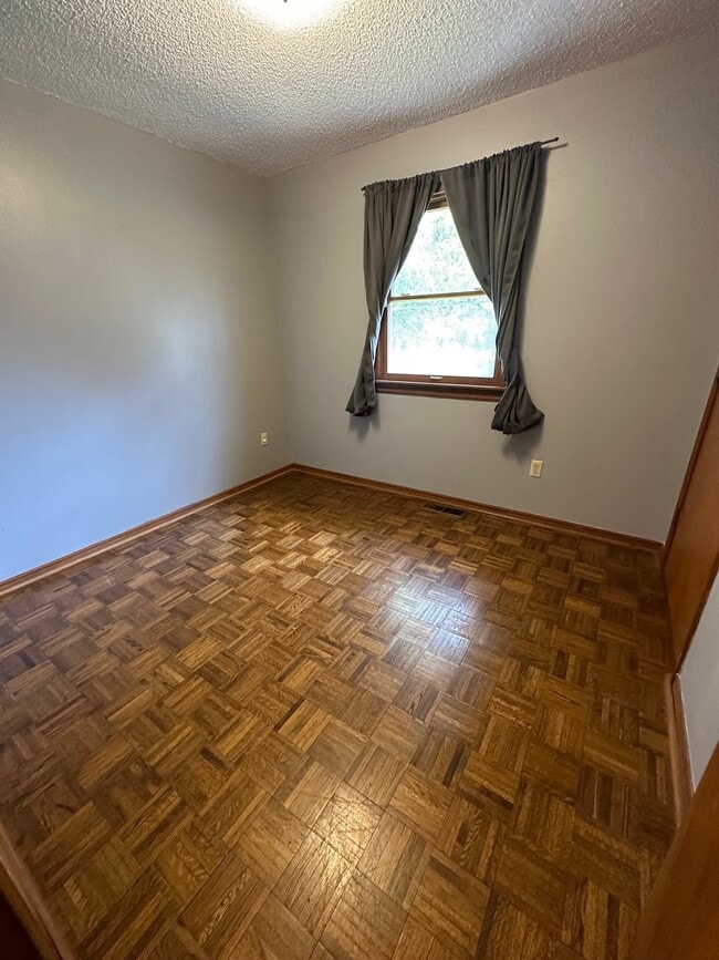 Building Photo - 905 Honeysuckle Ave