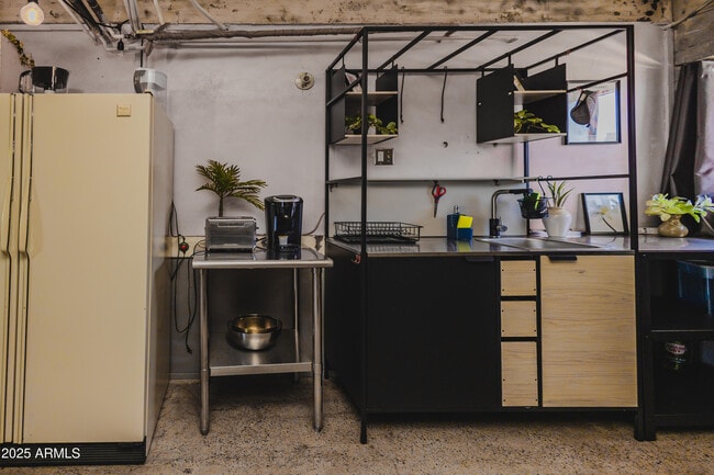 Building Photo - 353 E Thomas Rd