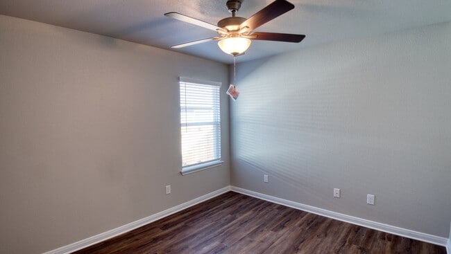 Building Photo - 610 Hollyhock Dr