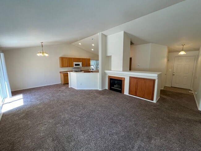 Building Photo - Cozy SE Bend 3 Bed/2 Bath Home on Large Co...