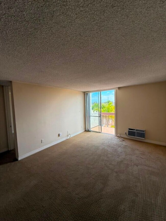 Building Photo - One Bedroom 1 Bath- Private Resort Complex Condo in Point Loma