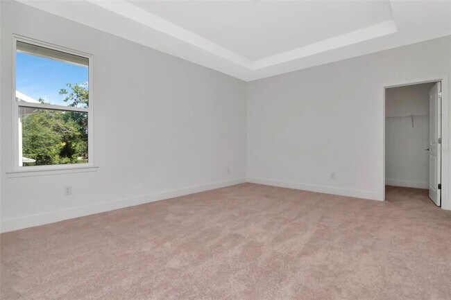Building Photo - 402 E Oak Ave