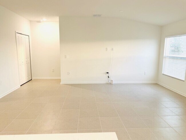 Building Photo - Home For Rent in Haines City with 4 Bedrooms and 2 Baths