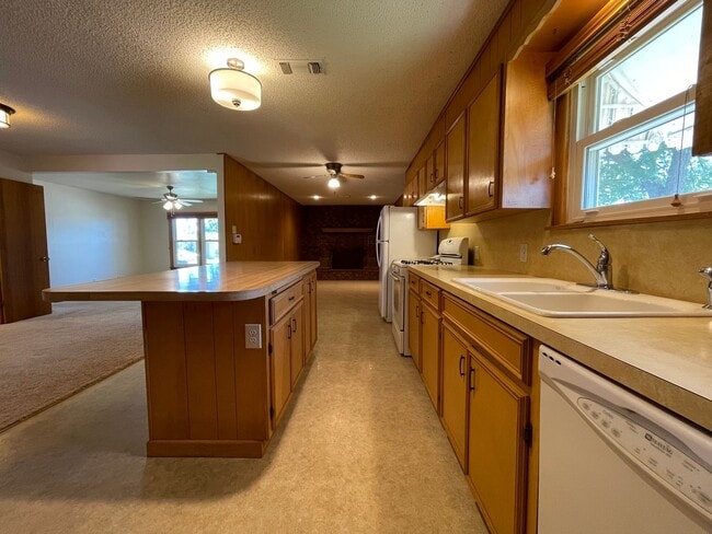 Building Photo - Cozy 3-Bed, 2-Bath Retreat in Serene Neigh...
