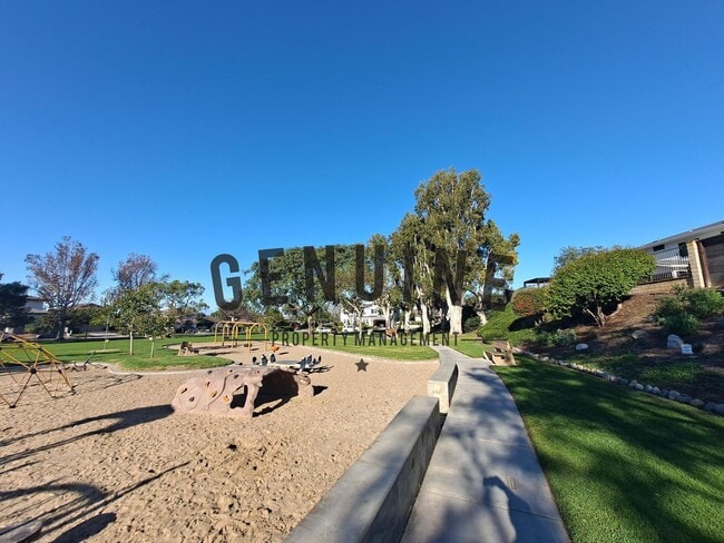 Building Photo - Beautiful Two-Level 5Bd 3.5Ba Home in Newport Beach