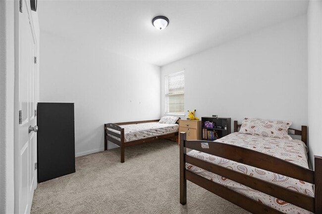 Building Photo - 303 Eagle Ford Dr