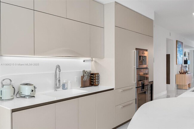 Building Photo - 16901 Collins Ave