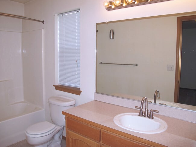 Building Photo - ***PENDING APPLICATION***Charming 3 bedroo...