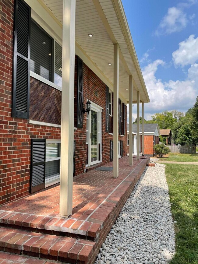 Building Photo - 3421 Holwyn Rd
