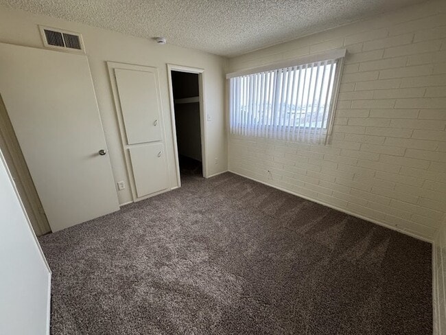 Building Photo - Holiday Gardens Townhome