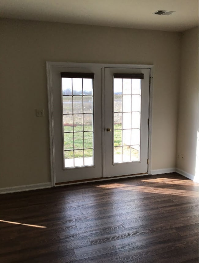 Building Photo - 3-bedroom, 2.5-bathroom Townhome