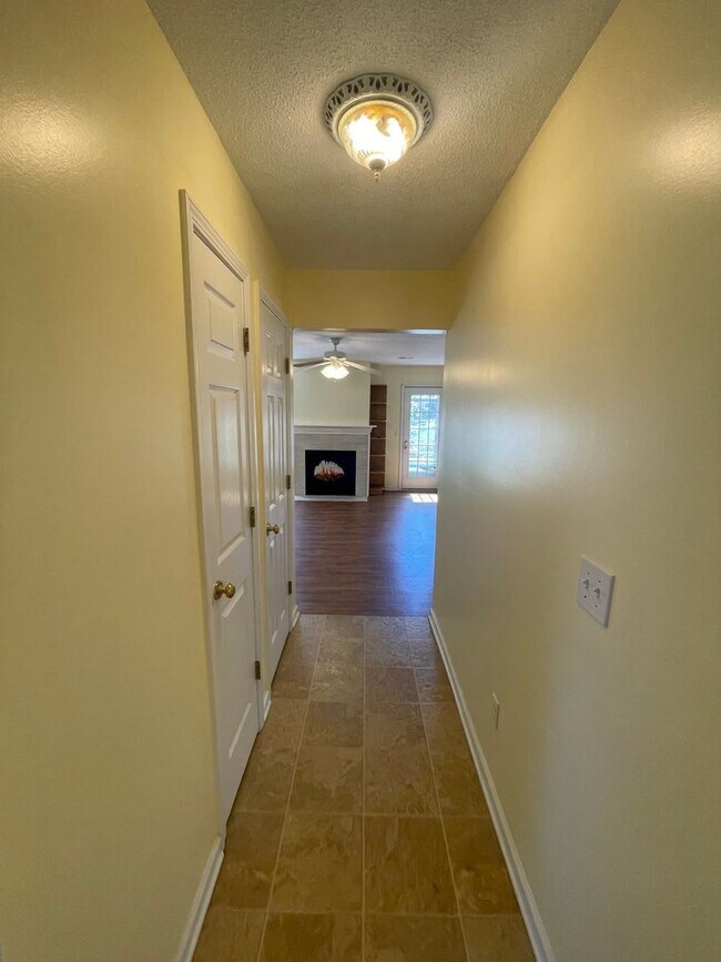 Building Photo - Nice Brick 3/2 House in Garden Lakes- $1,495