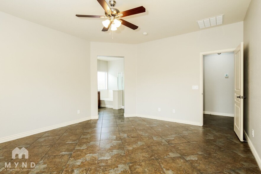 Building Photo - 11747 W Jessie Ln