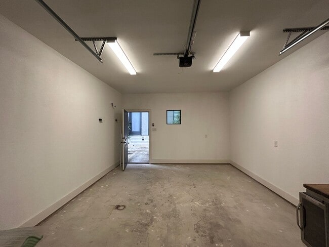 Building Photo - Town Creek CONDO! Large Balcony / Fridge, Washer, Dryer Included / Garage / NBISD