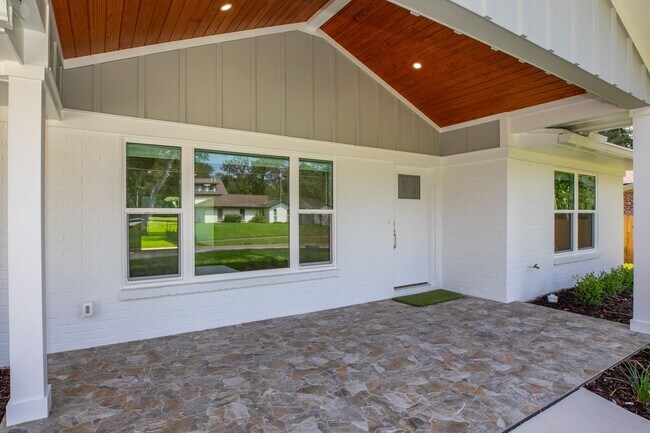 Building Photo - 51 Fairway Ln