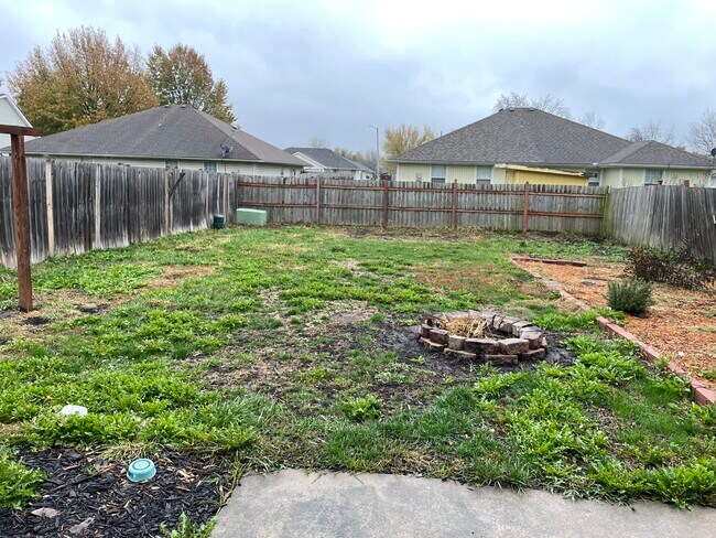 Building Photo - 1121 Dean Dr