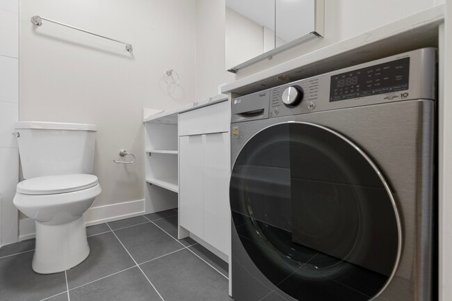 Building Photo - 6166 N Sheridan Rd