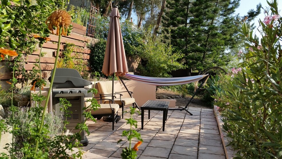Private patio/fenced yard - 1912 Baxter St