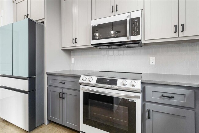 Building Photo - 114 Shady Bluff Dr